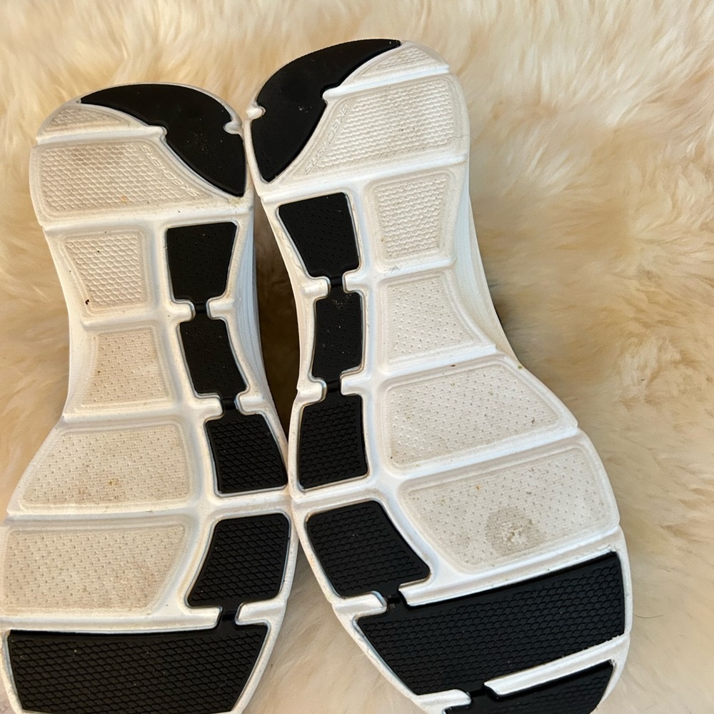 Sketchers Arch Fit. Size 7M.